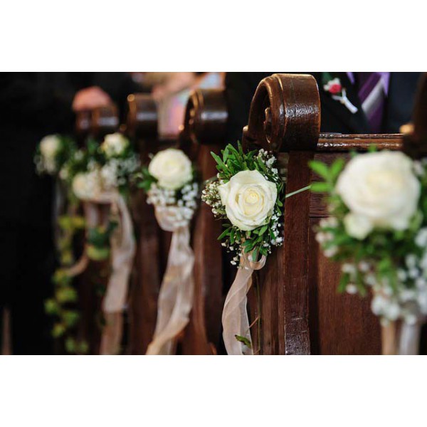 Banco de iglesia con flor